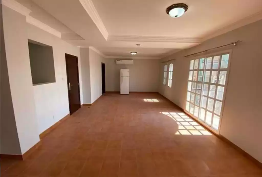 Mixed Use Ready Property 3 Bedrooms S/F Duplex  for rent in Al Sadd , Doha #19932 - 1  image 