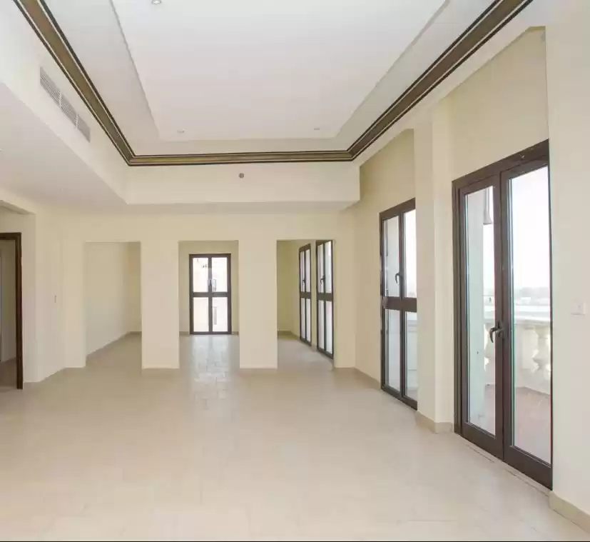 Mixte Utilisé Propriété prête 5 chambres S / F Duplex  a louer au Al-Sadd , Doha #19938 - 1  image 