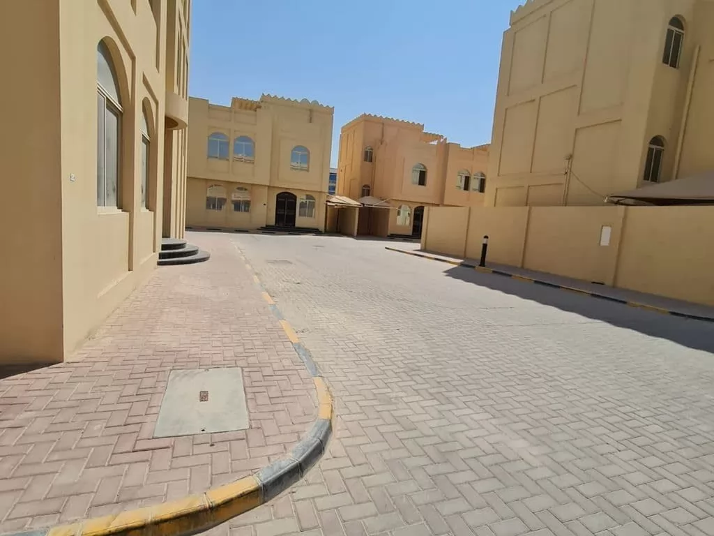 yerleşim Hazır Mülk 5 Yatak Odası U/F Site İçinde Villa  satılık içinde Al Sadd , Doha #19956 - 1  image 