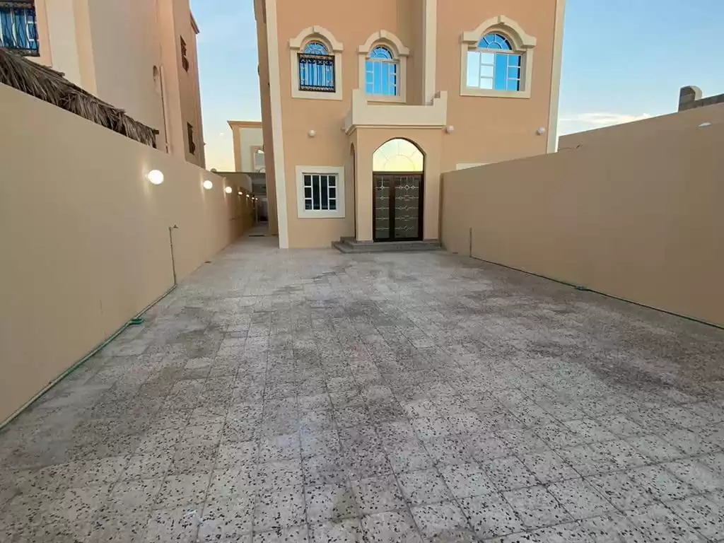 yerleşim Hazır Mülk 7 Yatak Odası U/F Müstakil Villa  satılık içinde Al Sadd , Doha #19962 - 1  image 