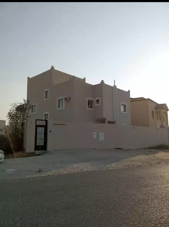 yerleşim Hazır Mülk 7 Yatak Odası U/F Müstakil Villa  satılık içinde Al Sadd , Doha #19964 - 1  image 