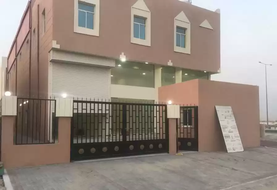 Mixed Use Ready Property 7+ Bedrooms U/F Building  for rent in Al Sadd , Doha #20049 - 1  image 
