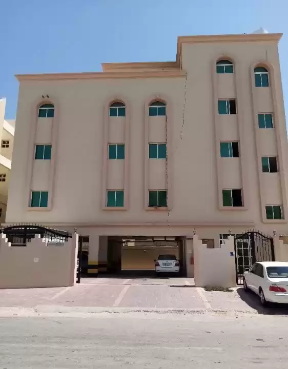 Mezclado utilizado Listo Propiedad 7+ habitaciones U / F Edificio  alquiler en al-sad , Doha #20050 - 1  image 