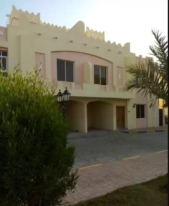 Mezclado utilizado Listo Propiedad 4 habitaciones S / F Villa en Compound  alquiler en al-sad , Doha #20070 - 1  image 