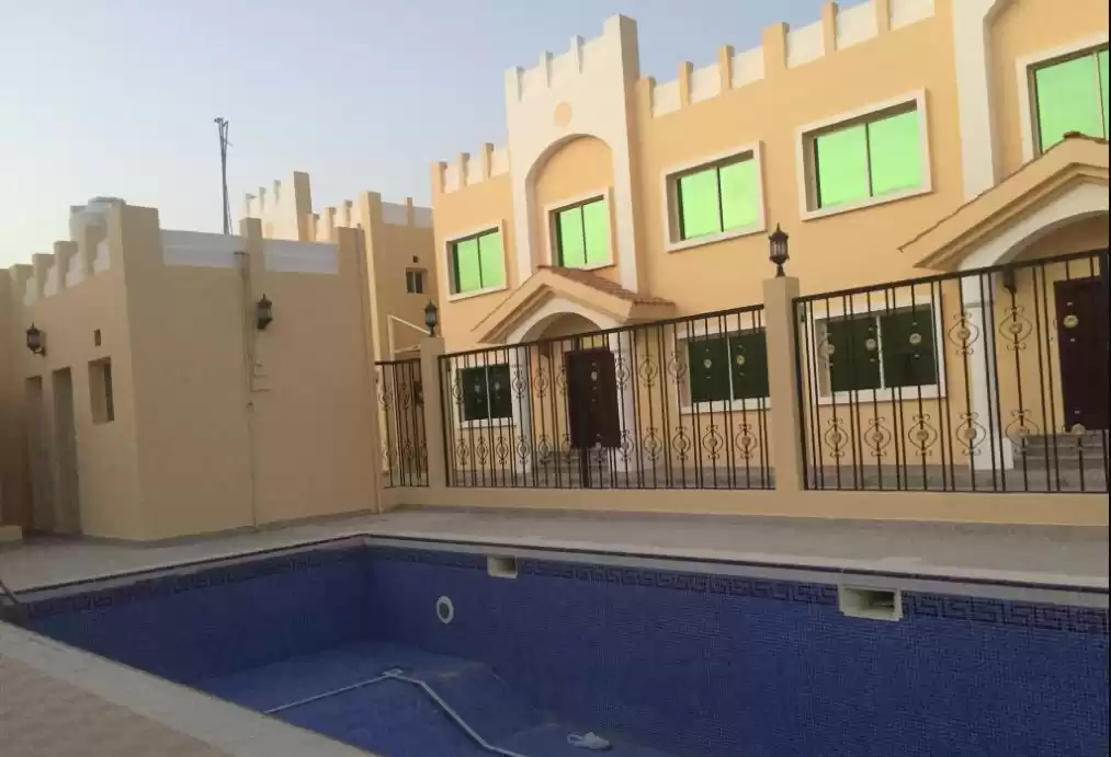 Mezclado utilizado Listo Propiedad 4 habitaciones U / F Villa en Compound  alquiler en al-sad , Doha #20103 - 1  image 