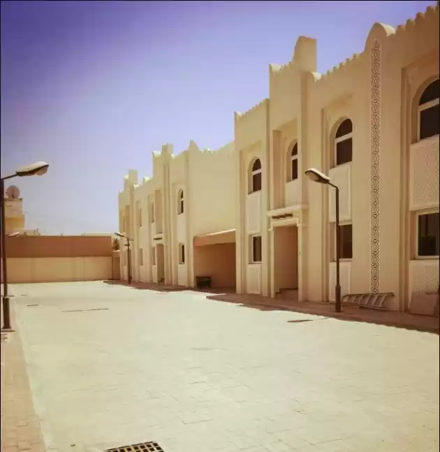 Mezclado utilizado Listo Propiedad 5 habitaciones F / F Villa en Compound  alquiler en al-sad , Doha #20105 - 1  image 