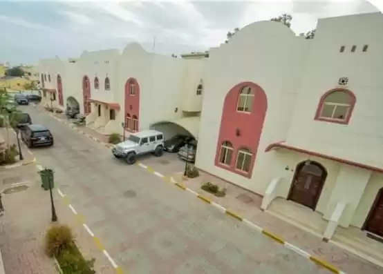 Mixte Utilisé Propriété prête 3 chambres S / F Villa à Compound  a louer au Al-Sadd , Doha #20106 - 1  image 