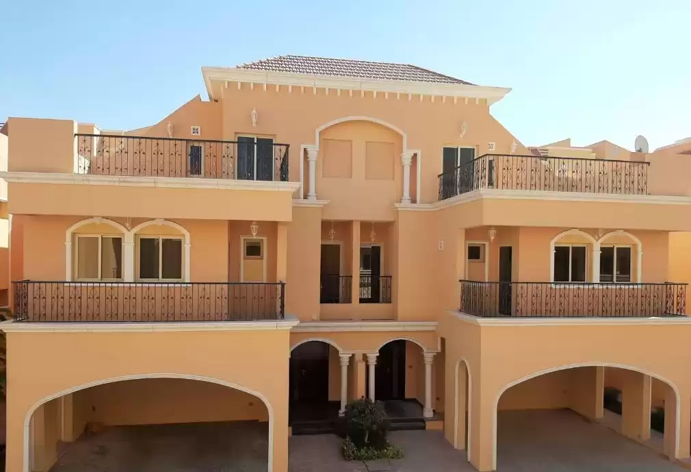 Mixed Use Ready Property 4 Bedrooms F/F Villa in Compound  for rent in Al Sadd , Doha #20107 - 1  image 
