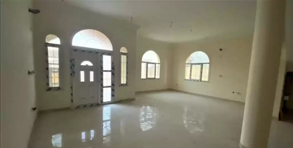 Mezclado utilizado Listo Propiedad 7 habitaciones U / F Villa en Compound  venta en al-sad , Doha #20114 - 1  image 