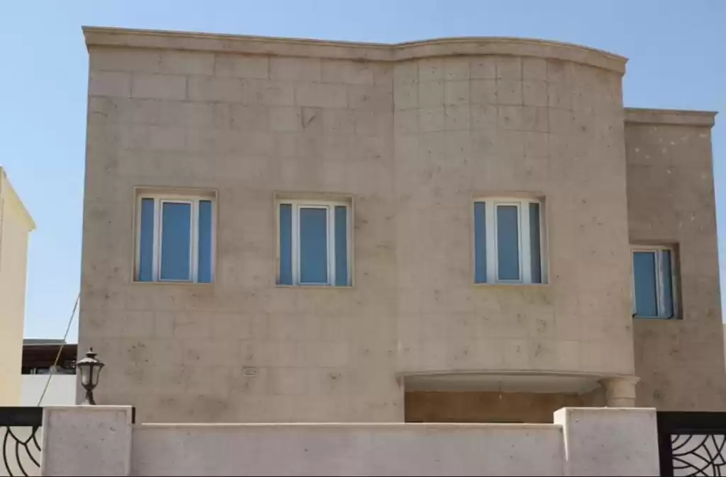 Mezclado utilizado Listo Propiedad 7 habitaciones S / F Villa en Compound  venta en al-sad , Doha #20125 - 1  image 