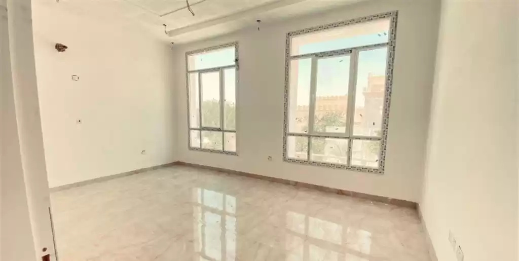 Mixte Utilisé Propriété prête 5 chambres U / f Villa à Compound  à vendre au Al-Sadd , Doha #20133 - 1  image 