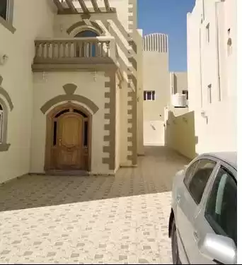 Wohn Klaar eigendom 6 + Zimmermädchen U/F Alleinstehende Villa  zu vermieten in Al Sadd , Doha #20191 - 1  image 