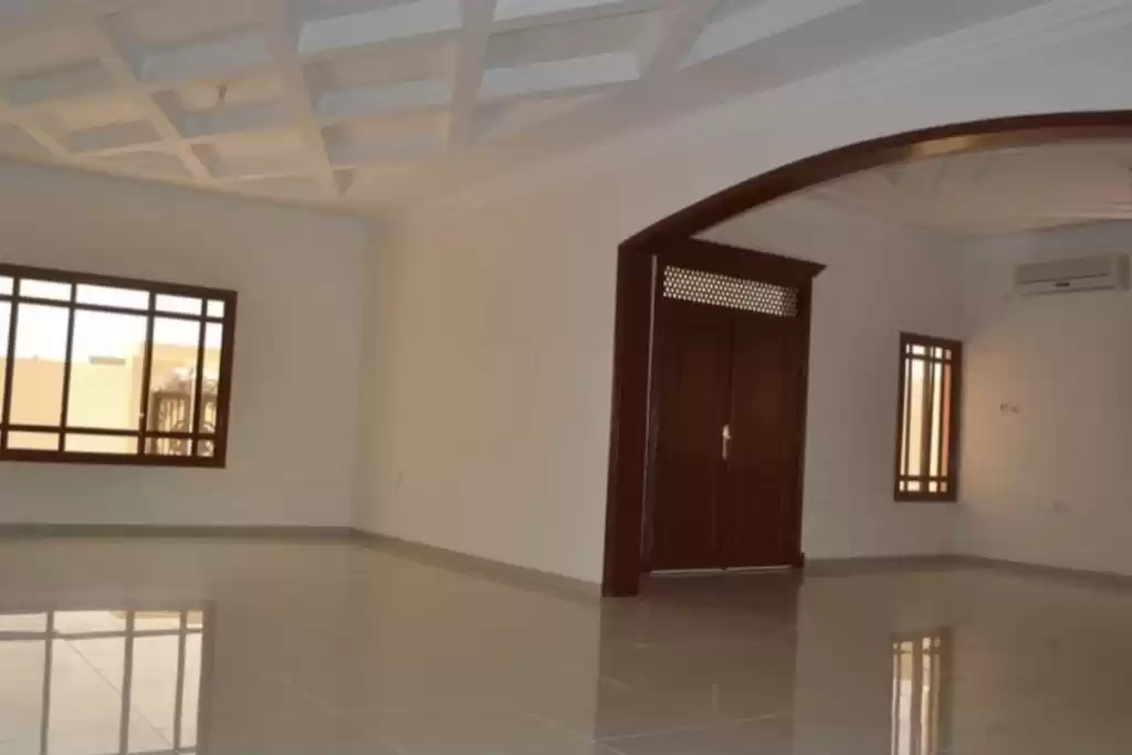 yerleşim Hazır Mülk 6+hizmetçi Yatak Odası U/F Müstakil Villa  satılık içinde Al Sadd , Doha #20812 - 1  image 
