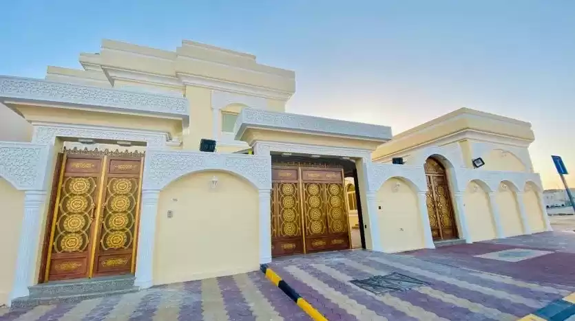 yerleşim Hazır Mülk 7+ Yatak Odası U/F Müstakil Villa  satılık içinde Al Sadd , Doha #20984 - 1  image 