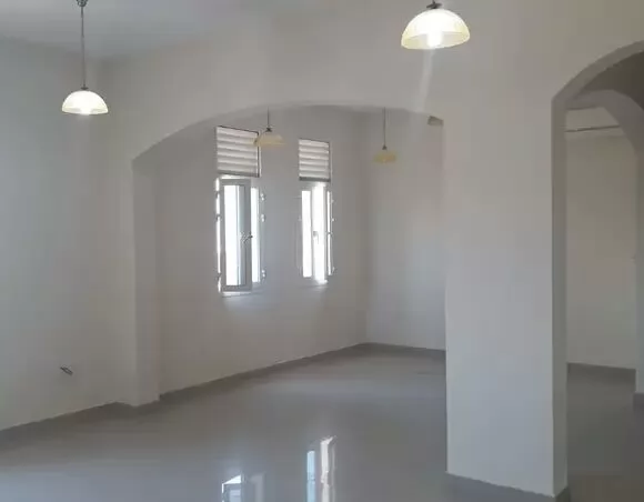 Residential Ready Property 3 Bedrooms F/F Apartment  for rent in Al Wakrah #20995 - 1  image 