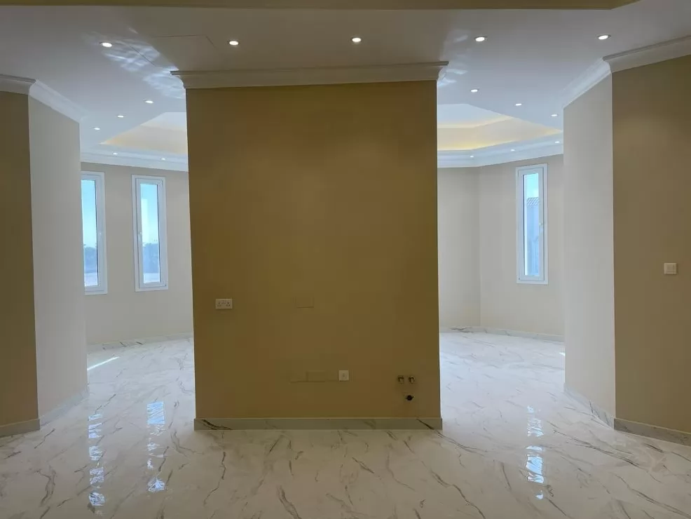 Wohn Klaar eigendom 4 + Zimmermädchen S/F Duplex  zu vermieten in Al Sadd , Doha #21065 - 1  image 