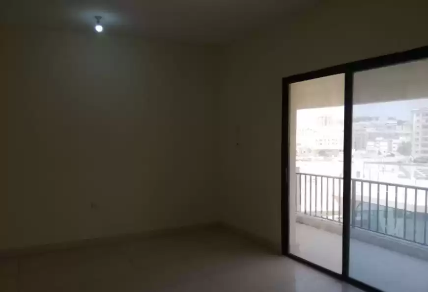 Wohn Klaar eigendom 2 Schlafzimmer U/F Wohnung  zu vermieten in Al Sadd , Doha #21110 - 1  image 