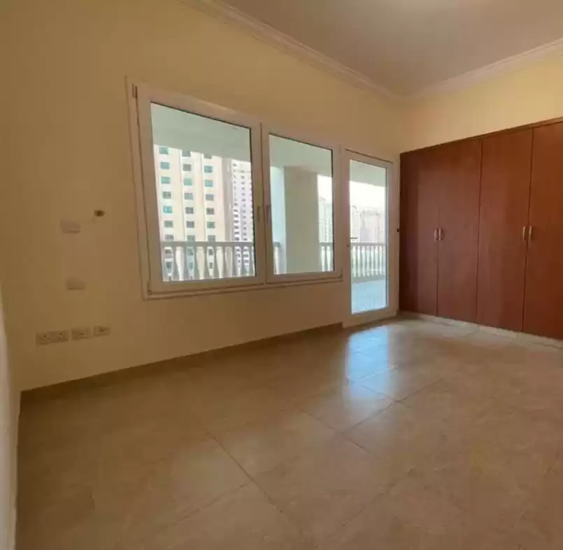 Wohn Klaar eigendom 2 Schlafzimmer U/F Wohnung  zu vermieten in Al Sadd , Doha #21137 - 1  image 