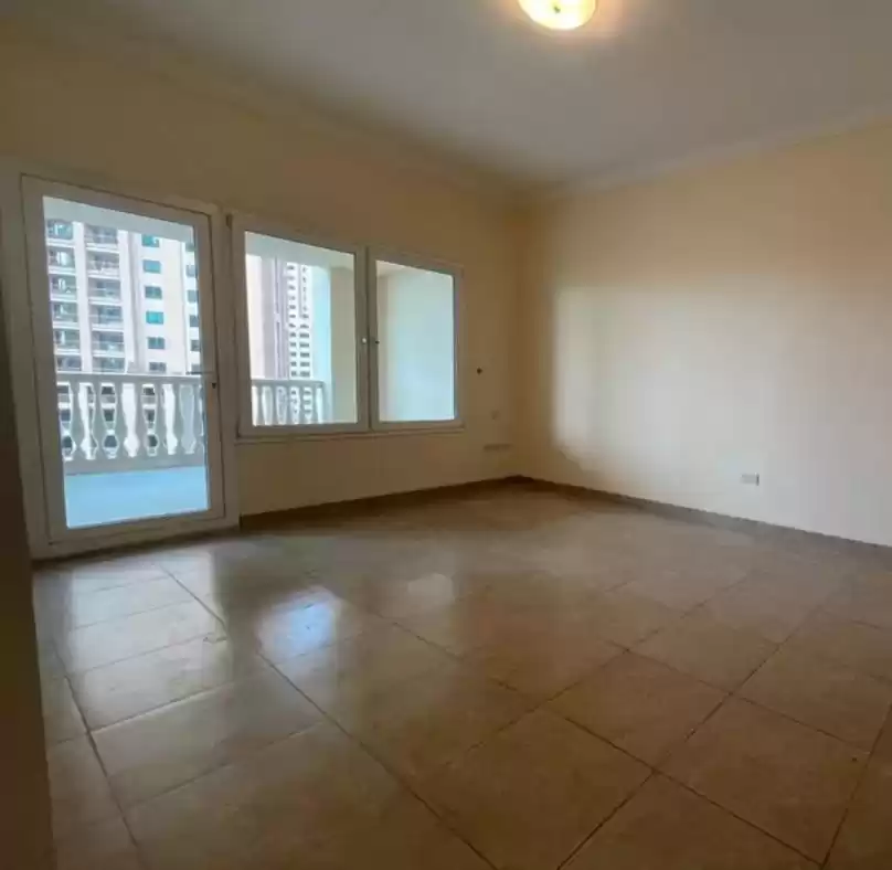 Wohn Klaar eigendom 2 Schlafzimmer U/F Wohnung  zu vermieten in Al Sadd , Doha #21139 - 1  image 