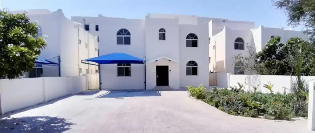 Résidentiel Propriété prête 4 + femme de chambre U / f Villa à Compound  a louer au Al-Sadd , Doha #21147 - 1  image 