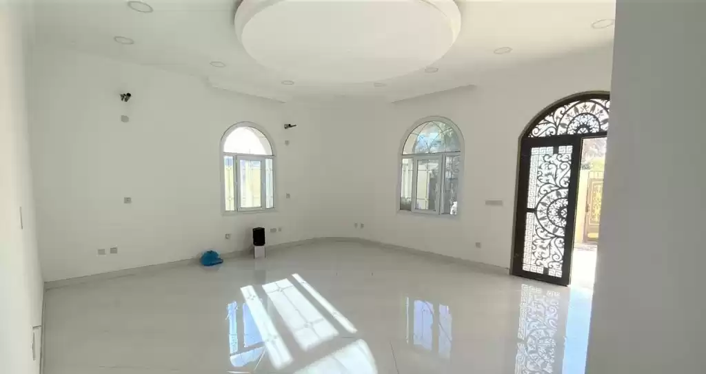 yerleşim Hazır Mülk 7 Yatak Odası U/F Müstakil Villa  satılık içinde Al Sadd , Doha #21174 - 1  image 