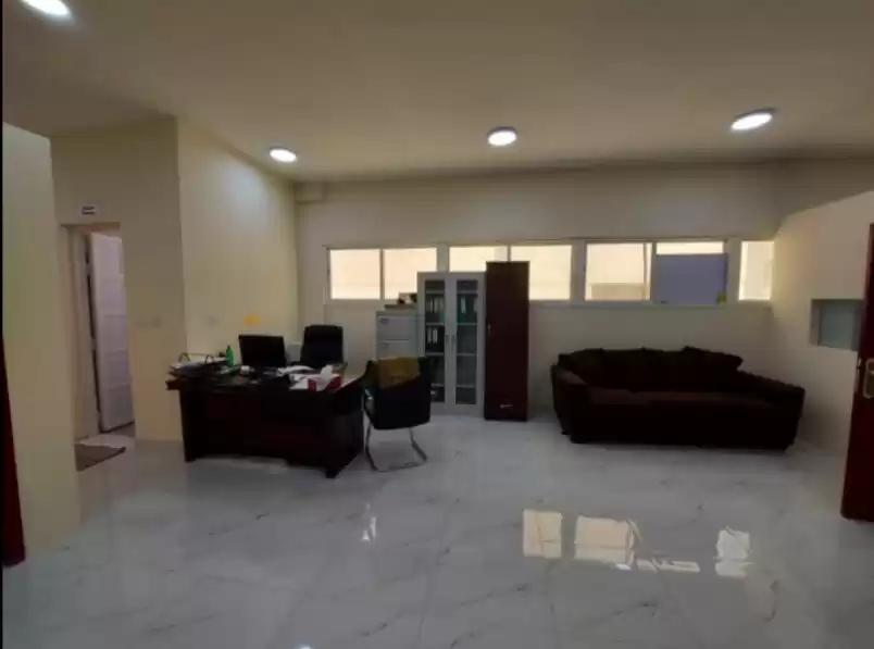 Коммерческий Готовая недвижимость Ж/Ж Офис  в аренду в Доха #21397 - 1  image 