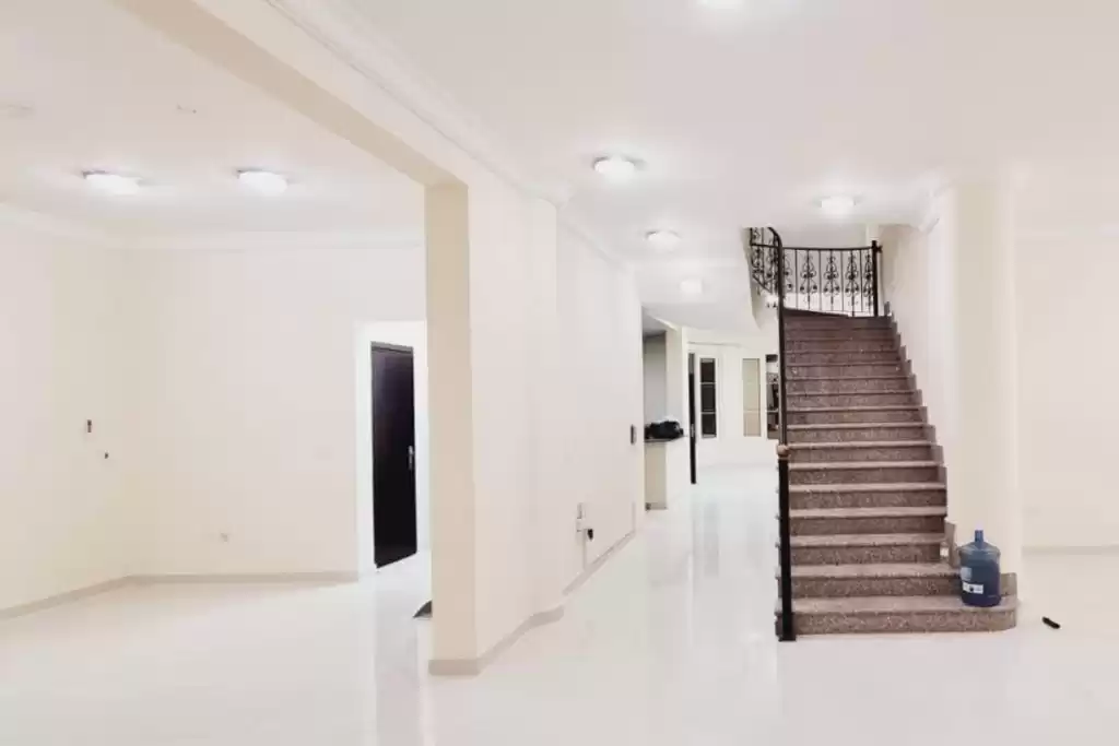 Wohn Klaar eigendom 5 Schlafzimmer U/F Villa in Verbindung  zu verkaufen in Doha #21545 - 1  image 