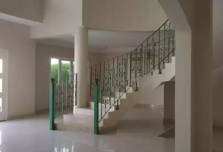 Смешанное использование Готовая недвижимость 4 спальни Н/Ф Вилла в комплексе  продается в Доха #21546 - 1  image 