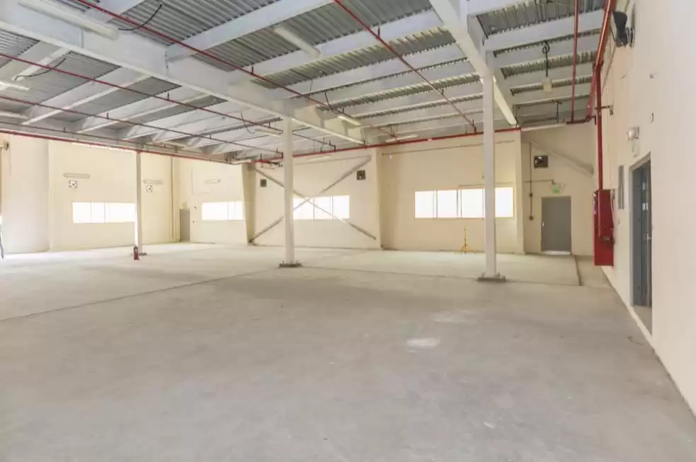 Kommerziell Klaar eigendom U/F Lagerhaus  zu vermieten in Al Sadd , Doha #21603 - 1  image 