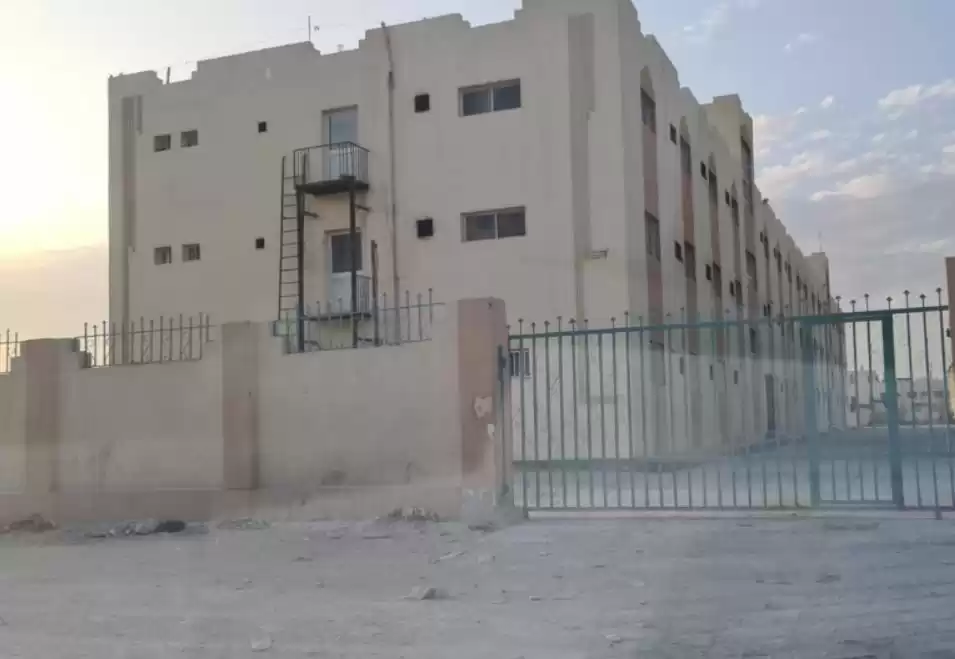 Wohn Klaar eigendom 7+ Schlafzimmer U/F Arbeitslager  zu vermieten in Al Sadd , Doha #21790 - 1  image 