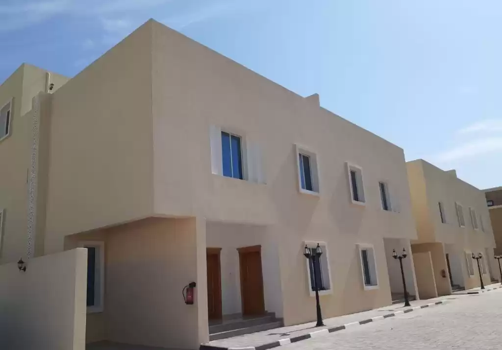 Mixte Utilisé Propriété prête 4 chambres U / f Villa autonome  a louer au Al-Sadd , Doha #21852 - 1  image 