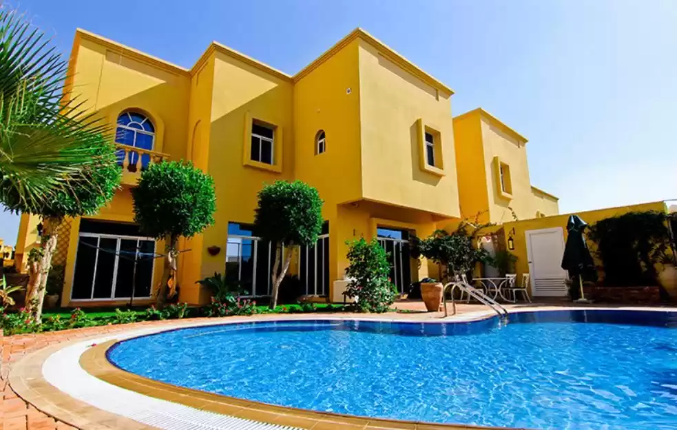 Résidentiel Propriété prête 4 chambres S / F Villa autonome  a louer au Al-Sadd , Doha #21853 - 1  image 