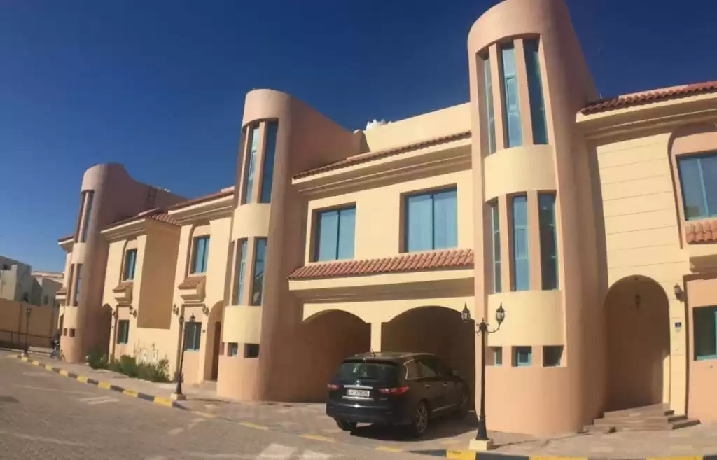 yerleşim Hazır Mülk 5 Yatak Odası U/F Müstakil Villa  kiralık içinde Al Sadd , Doha #21864 - 1  image 