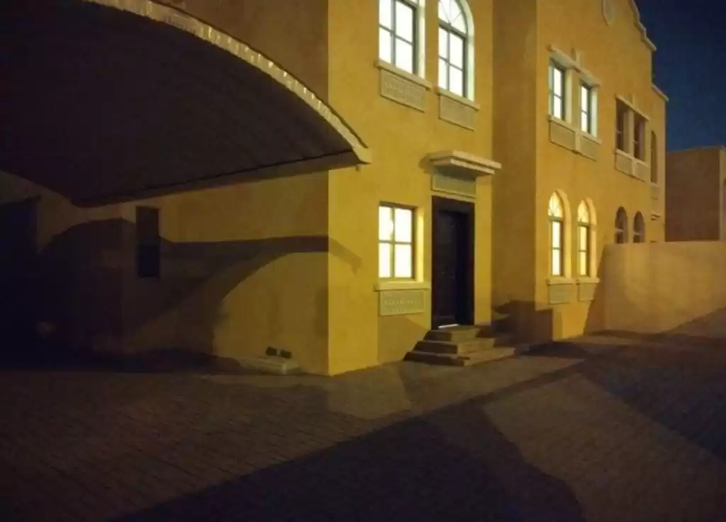 Résidentiel Propriété prête 5 chambres S / F Villa autonome  a louer au Doha #21868 - 1  image 