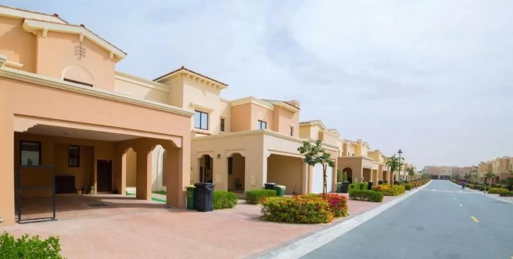 Residential Ready Property 3+maid Bedrooms U/F Villa in Compound  for sale in Dubai #22160 - 1  image 