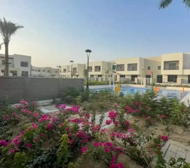 Wohn Klaar eigendom 3 + Magd Schlafzimmer U/F Stadthaus  zu vermieten in Dubai #22400 - 1  image 