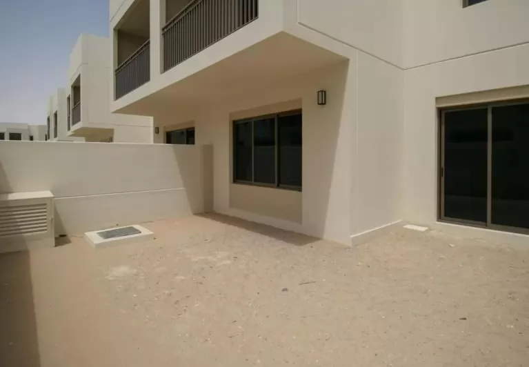 Residencial Listo Propiedad 3 + habitaciones de servicio U / F Casa de pueblo  alquiler en Dubái #22401 - 1  image 