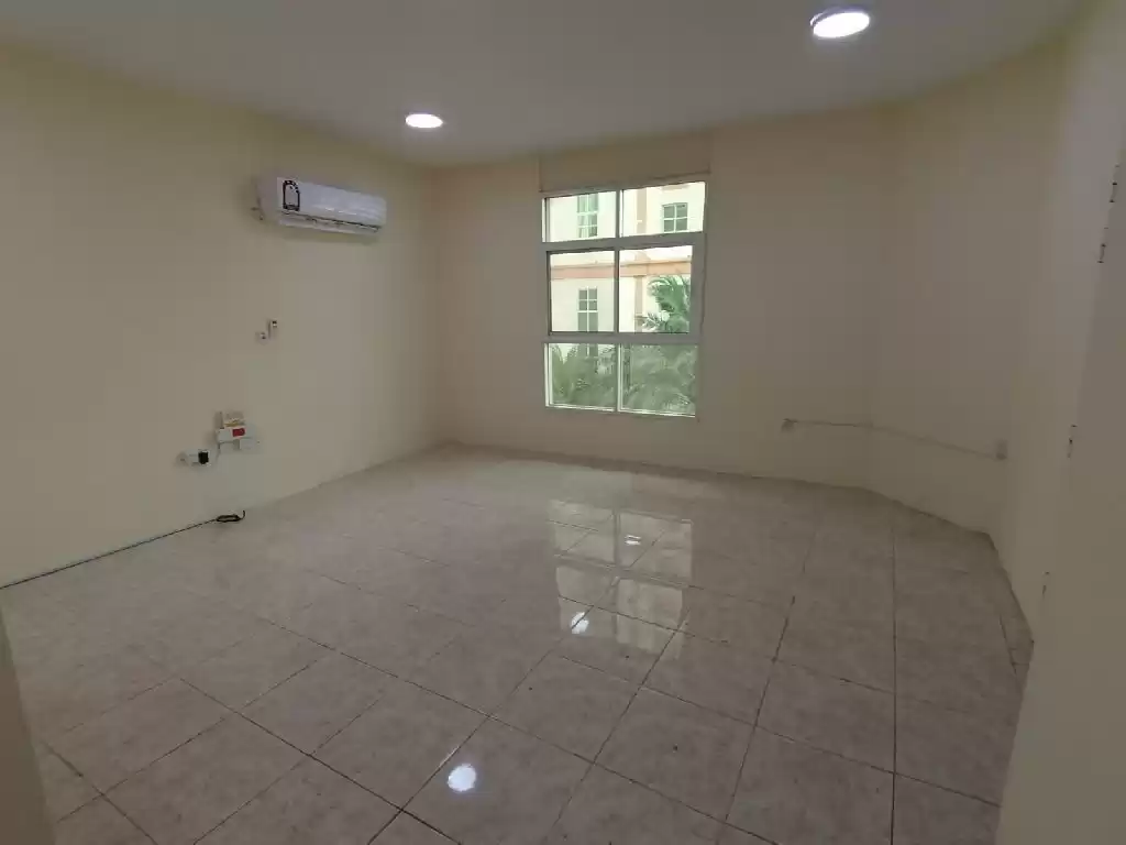 Wohn Klaar eigendom 1 Schlafzimmer U/F Wohnung  zu vermieten in Doha #22477 - 1  image 