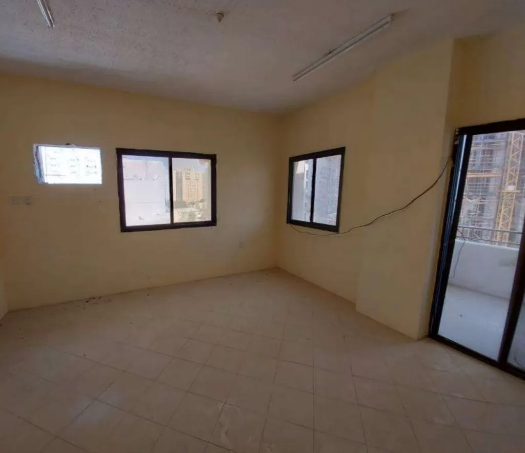 Residential Ready Property 3 Bedrooms U/F Apartment  for rent in Mushaireb , Doha-Qatar #22731 - 3  image 