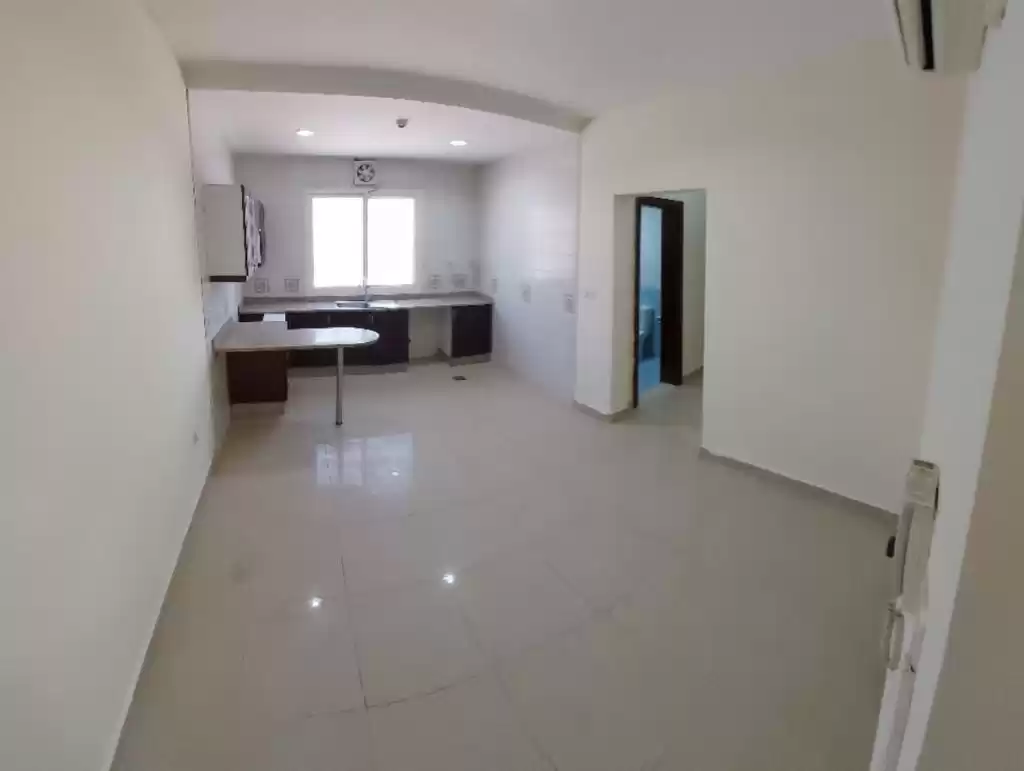 Wohn Klaar eigendom 2 Schlafzimmer U/F Wohnung  zu vermieten in Al Sadd , Doha #22757 - 1  image 
