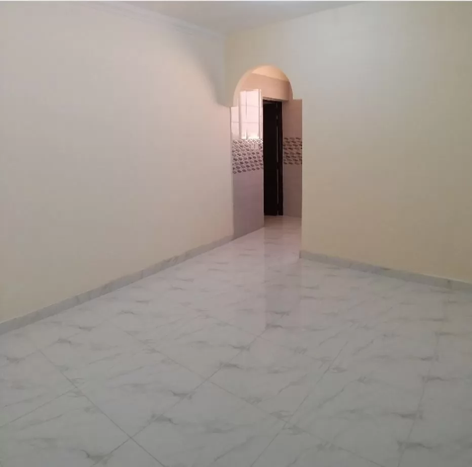 Residential Ready Property 1 Bedroom U/F Apartment  for rent in Doha #22761 - 1  image 