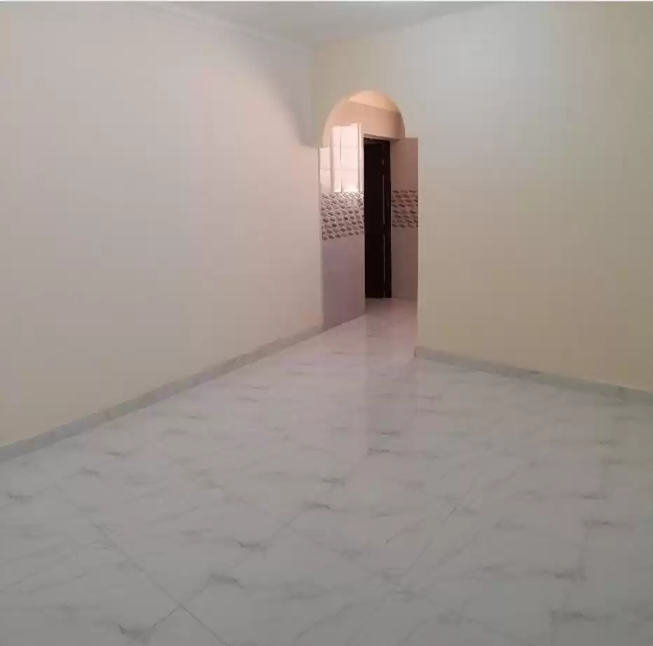 yerleşim Hazır Mülk 1 yatak odası U/F Apartman  kiralık içinde Doha #22761 - 1  image 