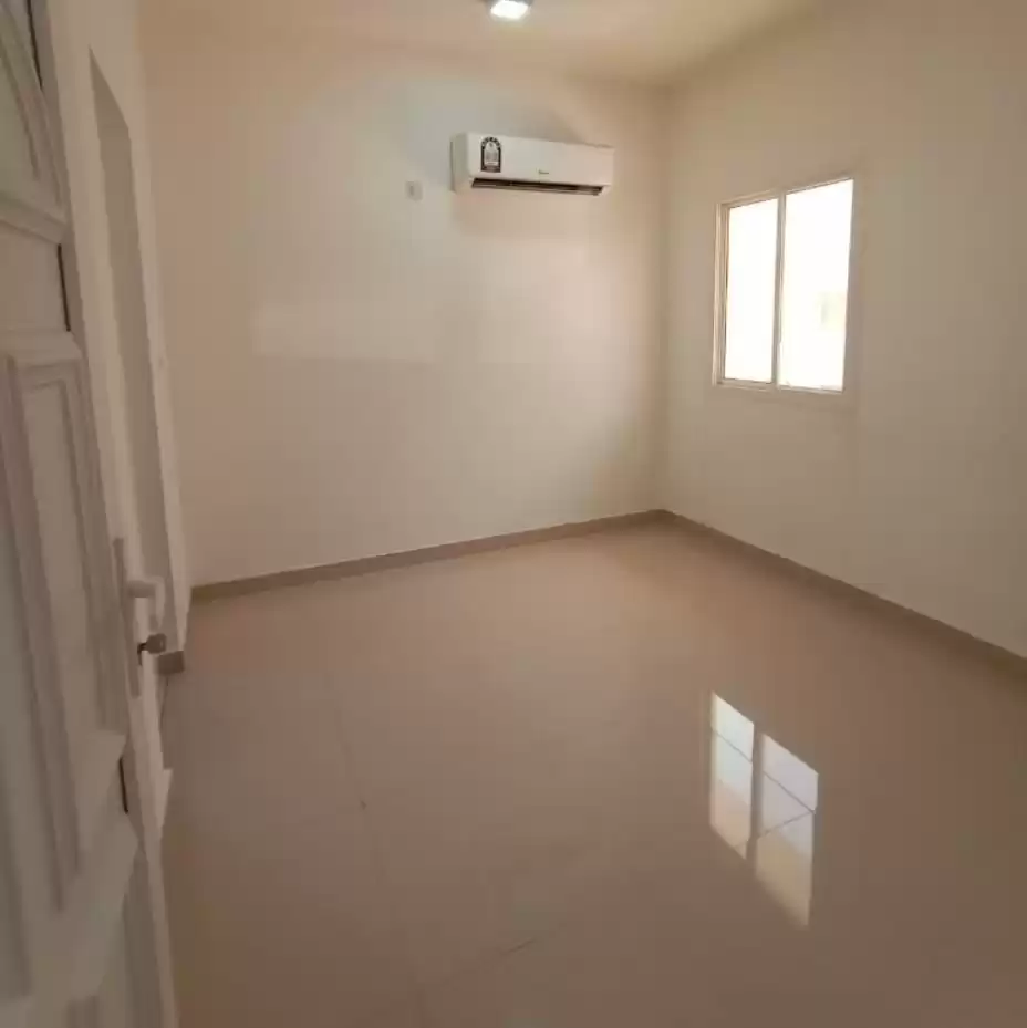 Residential Ready Property 2 Bedrooms U/F Apartment  for rent in Doha #22762 - 1  image 