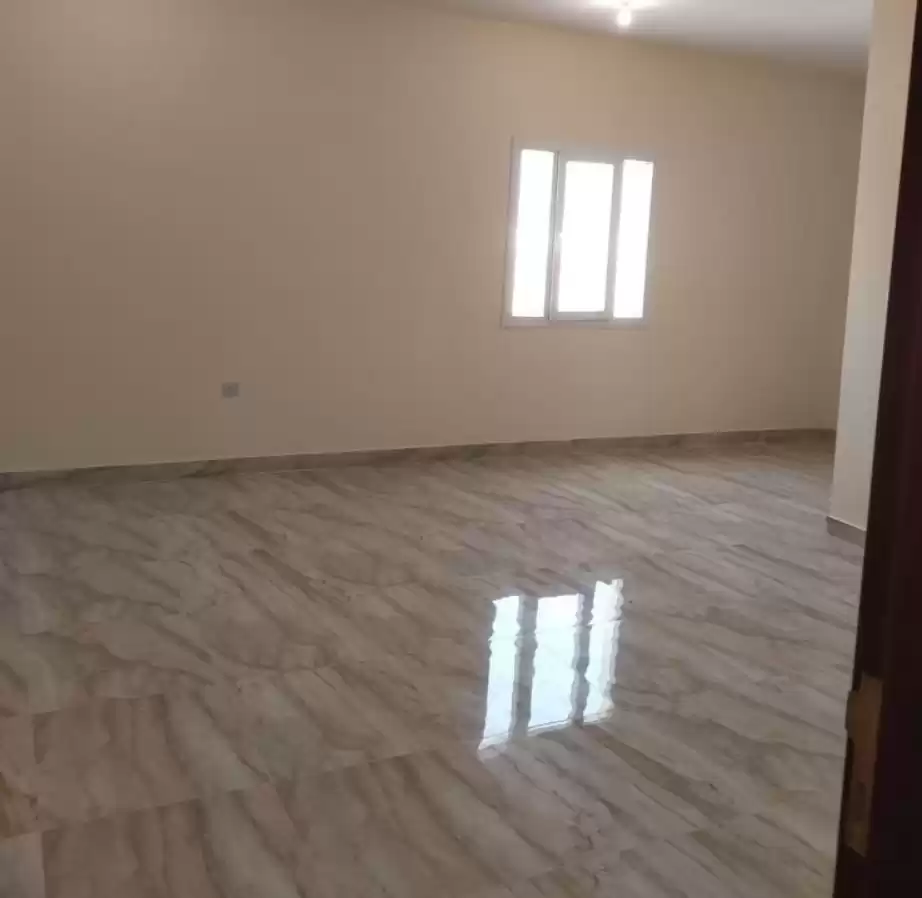 Wohn Klaar eigendom 2 Schlafzimmer U/F Wohnung  zu vermieten in Al Sadd , Doha #22769 - 1  image 