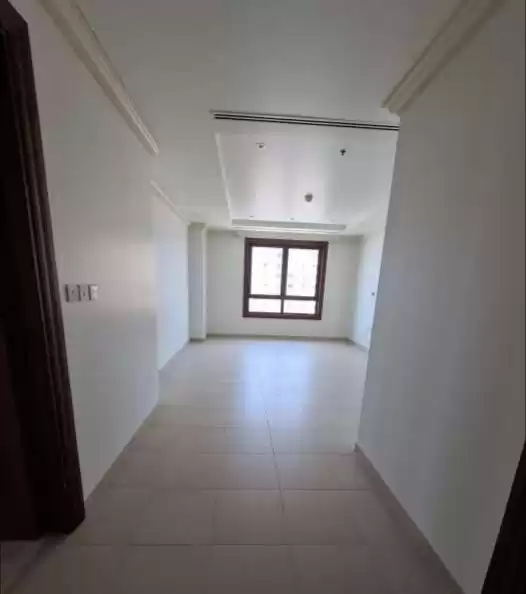 Wohn Klaar eigendom 3 Schlafzimmer U/F Wohnung  zu vermieten in Al Sadd , Doha #22815 - 1  image 
