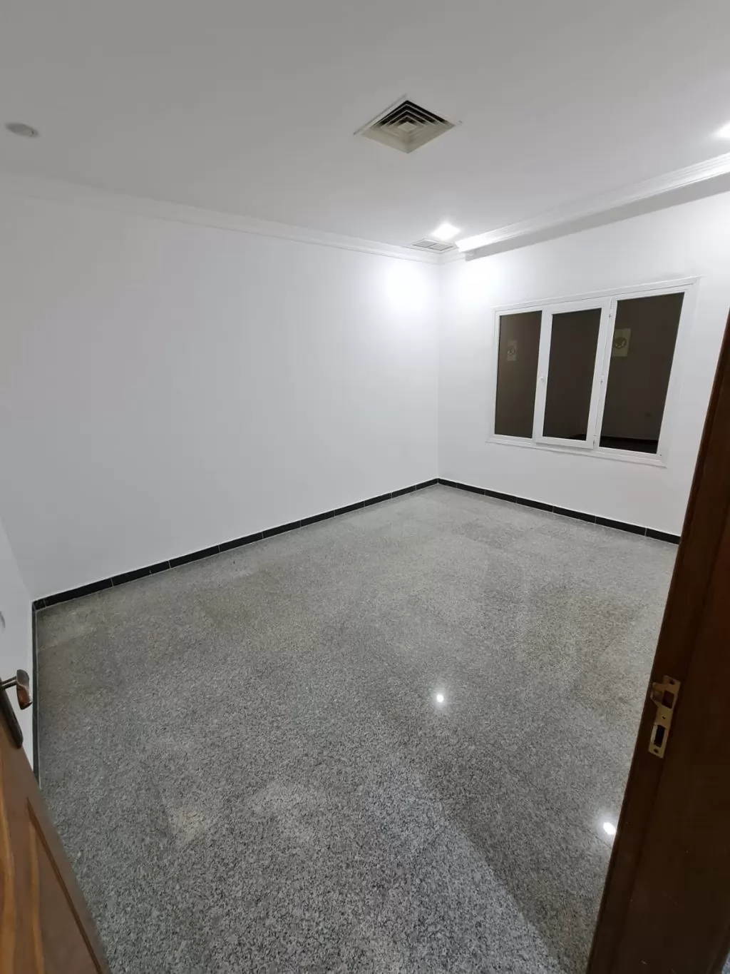 Residential Ready Property 3 Bedrooms U/F Apartment  for rent in Kuwait #22951 - 1  image 