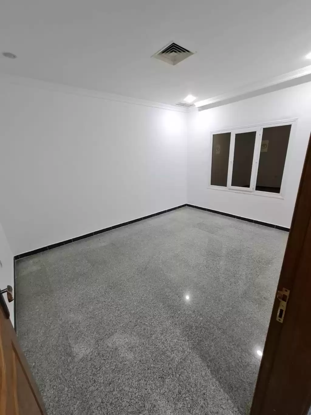 Wohn Klaar eigendom 3 Schlafzimmer U/F Wohnung  zu vermieten in Kuwait #22951 - 1  image 
