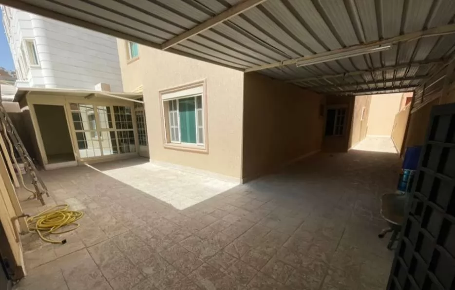 Residential Ready Property 4 Bedrooms U/F Apartment  for rent in Kuwait #23023 - 1  image 