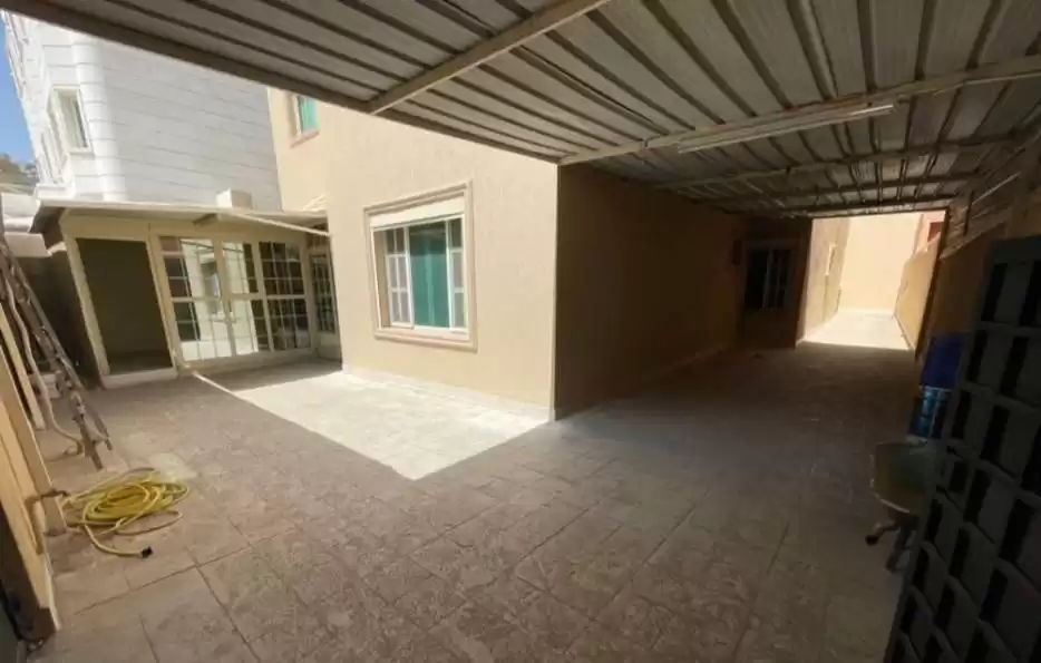 Résidentiel Propriété prête 4 chambres U / f Appartement  a louer au Koweit #23023 - 1  image 