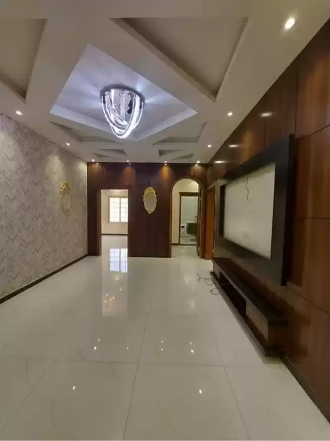 Жилой Готовая недвижимость 4+комнаты для горничных Н/Ф Квартира  продается в Эр-Рияд #23038 - 1  image 